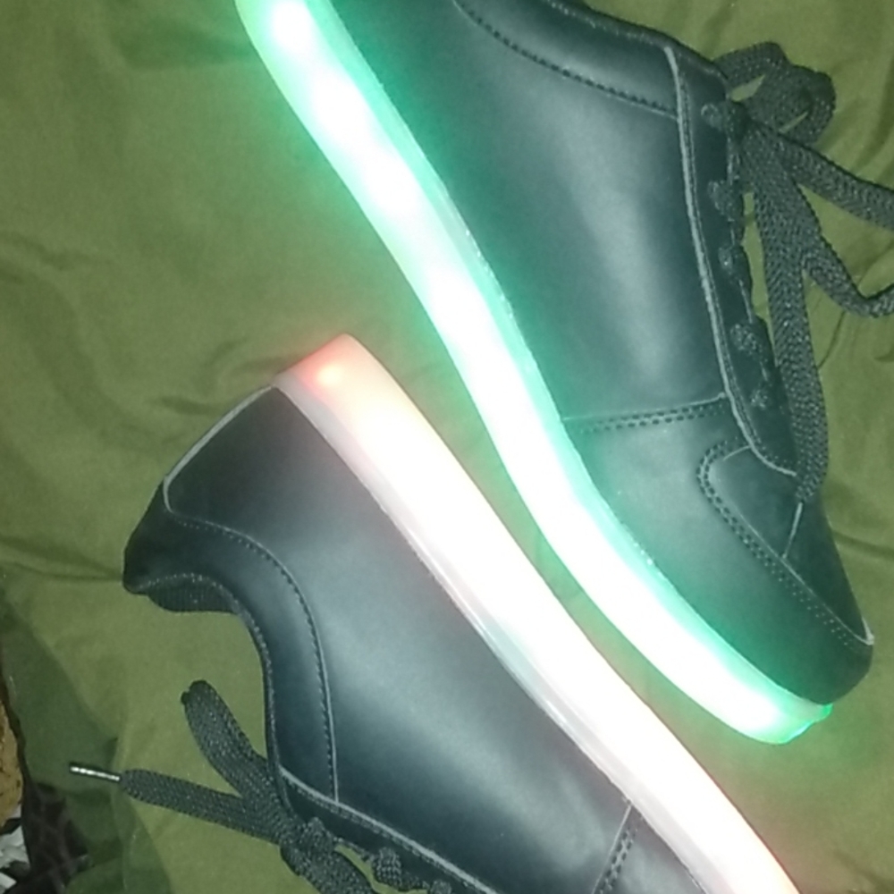 GLEAMKICKS SZ 10 MEN